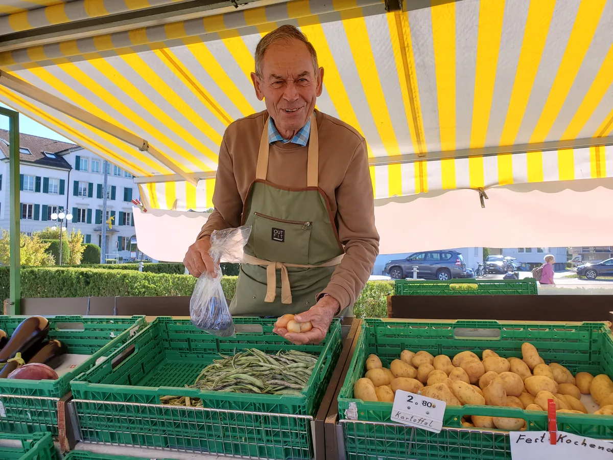 Ein Mann an einem Marktstand.